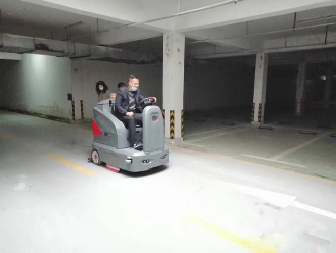 那曲小区物业保洁不用人力改用驾驶式洗地机了